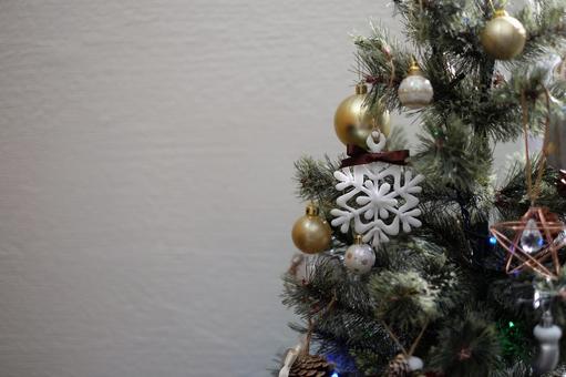 手作りの雪の結晶オーナメントとツリー 雪の結晶,白,飾り物の写真素材