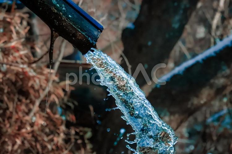パイプから勢いよく流れ出る清らかな水 水,流水,自然の写真素材
