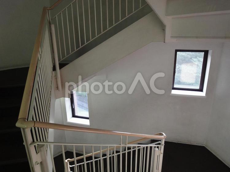 螺旋階段と窓 四角,建物,手すりの写真素材
