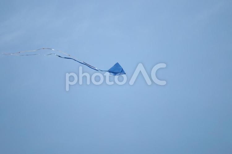 青空に揚がる凧４ 凧揚げ,青空,スペースの写真素材