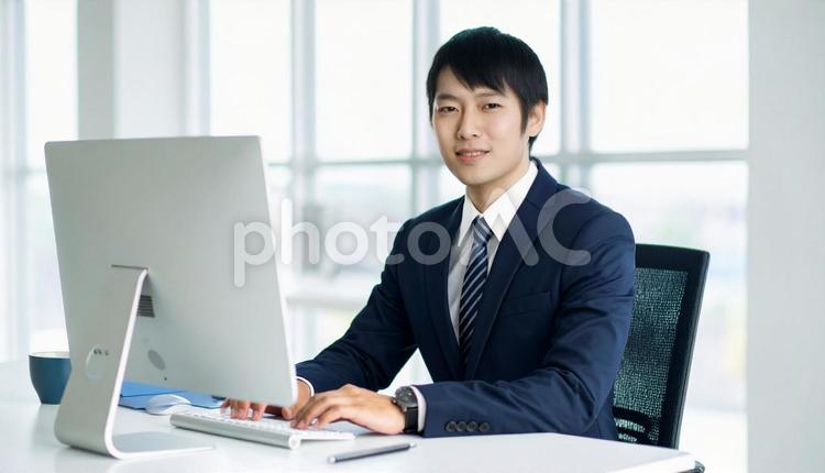 オフィスでパソコン使用した仕事をする男性 再雇用,オフィスワーク,仕事の写真素材