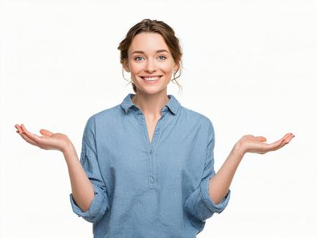 笑顔で何かを表現する女性 笑顔で何かを表現する女性の写真