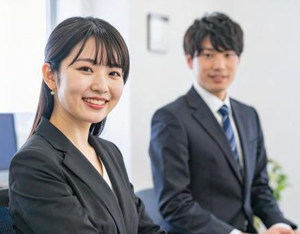 働く男女の同僚ビジネスパーソン 働く男女の同僚ビジネスパーソンの写真