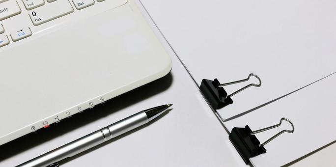 デスクワーク 書類の作成 モノトーン デスクワーク 書類の作成 モノトーンの写真