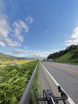 下り坂の向こうに米沢盆地 米沢,盆地,置賜の写真素材