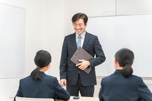 塾・学校の教室で中学生に勉強を教える先生 塾・学校の教室で中学生に勉強を教える先生 学校,教室,授業の写真素材