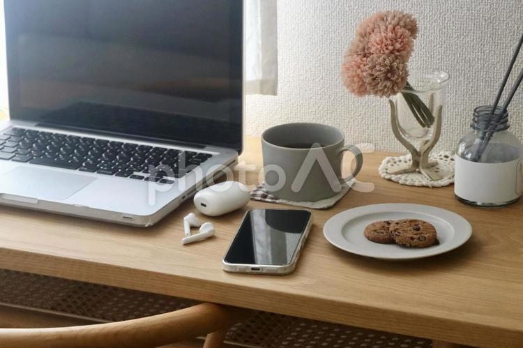 デスクワークイメージ パソコン,スマホ,デスクワークの写真素材