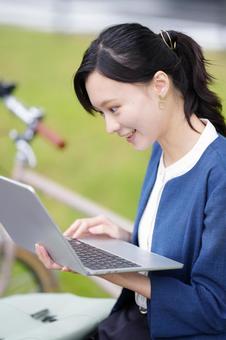 ノートPCを広げる女性ポートレート 人物,女性,20代の写真素材