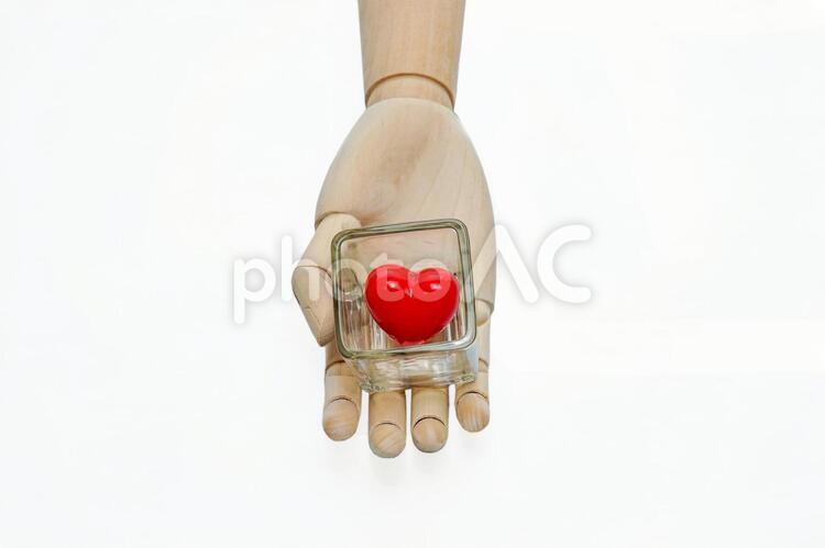 プレゼントを持つ手 プレゼント,手渡し,ハートの写真素材