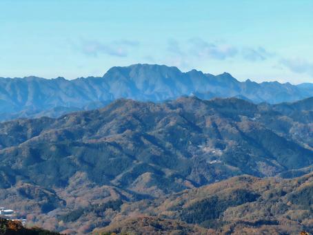 両神山を望む 両神山を望むの写真