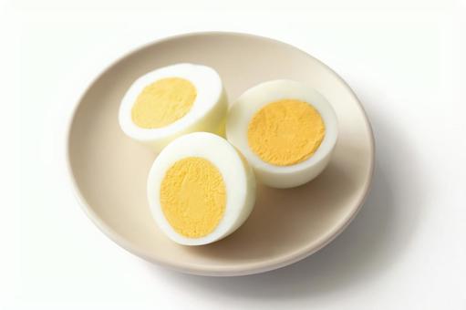 皿に乗せたゆで卵断面3個 皿に乗せたゆで卵断面3個 ゆで卵,タマゴ,黄身の写真素材