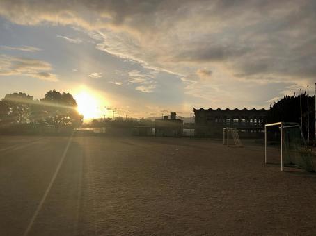 夕暮れの学校 夕暮れの学校 夕暮れ,学校,グランドの写真素材