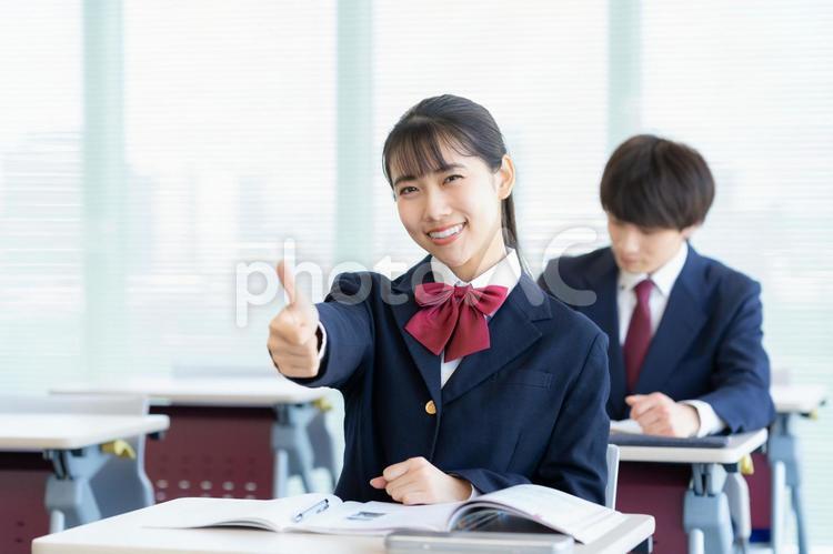 学校で勉強をする男女の高校生 教育,塾,勉強の写真素材