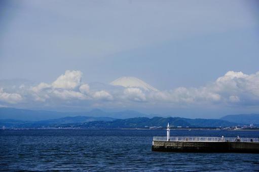 江の島大橋からみた富士山 江の島大橋からみた富士山の写真