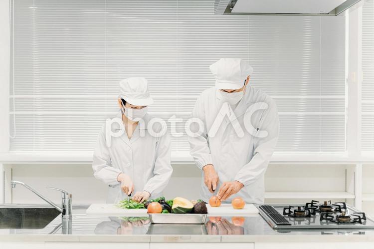 食品工場・スーパーで働く調理員（マスク） 食品工場,給食センター,調理師の写真素材
