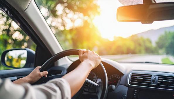 車を運転するドライバーの手 車を運転するドライバーの手の写真