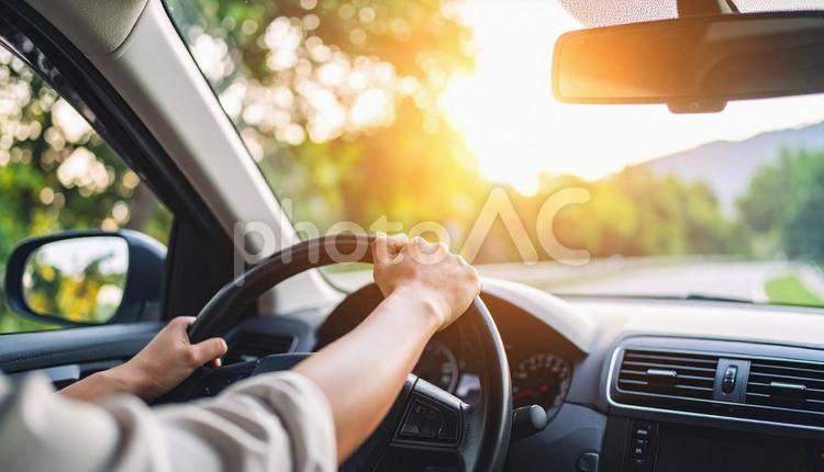 車を運転するドライバーの手 車,運転席,車内の写真素材