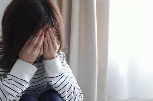 泣いている女性 泣いている女性 泣く,女性,うつの写真素材