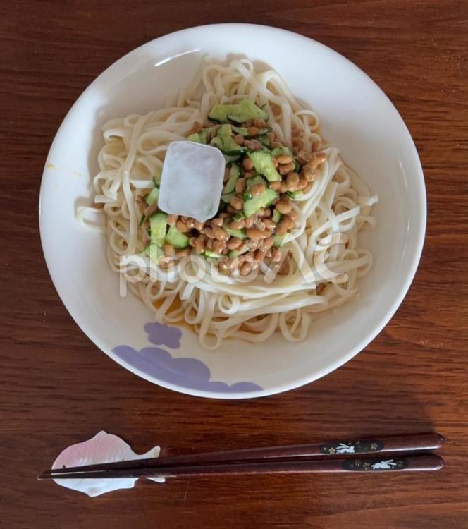 うどんに納豆と胡瓜糠漬けと卵と本つゆだれ 昼食,うどん,納豆の写真素材