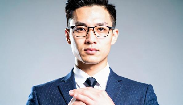 眼鏡をかけた知的で真面目そうな若い男性 眼鏡をかけた知的で真面目そうな若い男性の写真