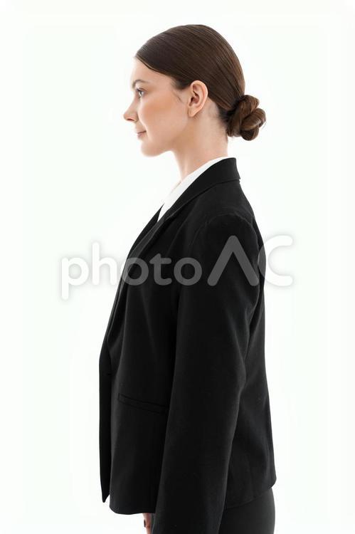 左を向くスーツ女性の横顔 女性,横向き,微笑むの写真素材