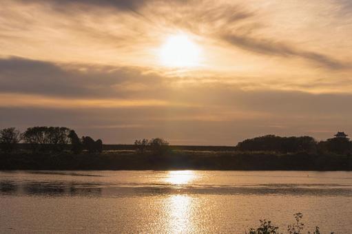 利根川の夕日 夕日,ゴールデンアワー,太陽の写真素材