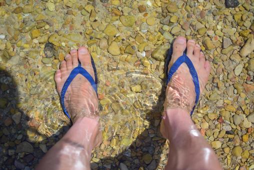 男性の足 浜辺 ビーチサンダル 男性の足 浜辺 ビーチサンダルの写真