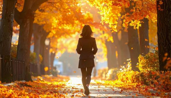 紅葉の中のスーツ姿の女性社員の後ろ姿 紅葉の中のスーツ姿の女性社員の後ろ姿の写真