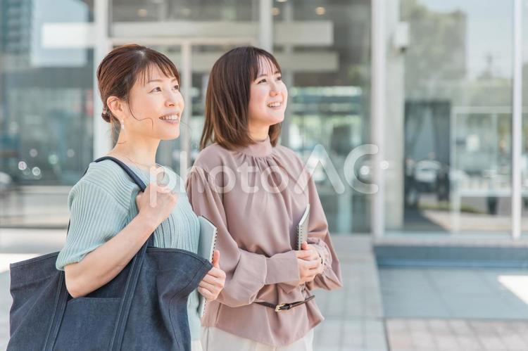 ノートを持って歩くアジア人女性（研修） ビジネスウーマン,ol,ビジネスの写真素材