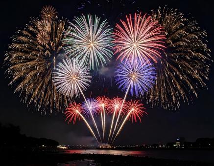 河川敷の花火の写真