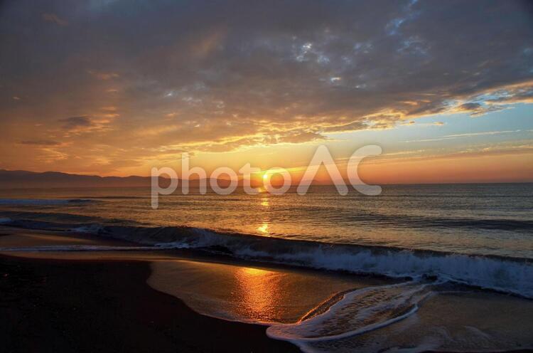 夕陽と波と砂浜 夕陽,夕日,ゆうひの写真素材