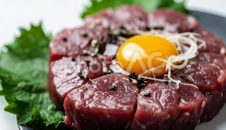 生卵の黄身がかかったユッケ ユッケ,刺身,肉の写真素材