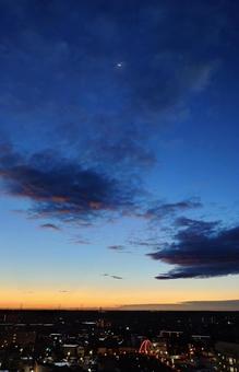 夜明け間近の街に三日月 夜明け間近の街に三日月 朝焼け,朝,朝景の写真素材