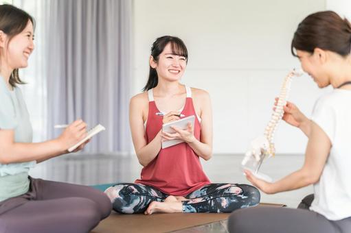 骨格見本で説明するヨガインストラクター 骨格見本で説明するヨガインストラクター ヨガ教室,ヨガインストラクター,骨の写真素材