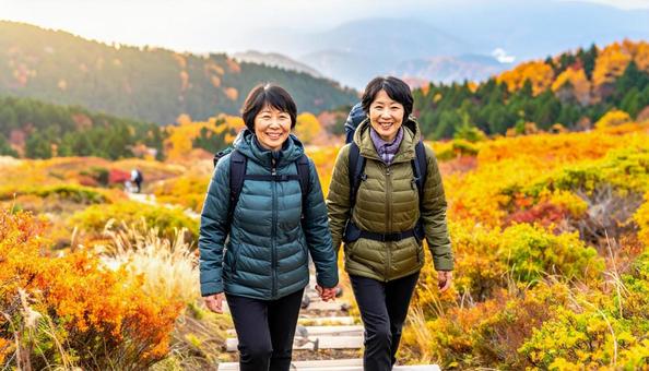 秋の山登りをするミドル女性二人 秋の山登りをするミドル女性二人の写真