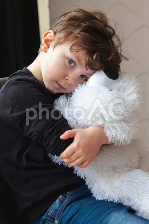 ぬいぐるみを抱きしめる男の子 男の子,ぬいぐるみ,シロクマの写真素材