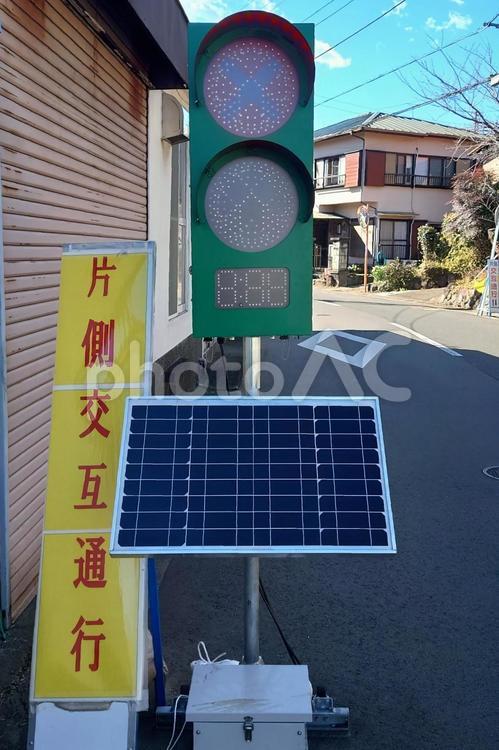 片側交互通行　信号機　交通素材　 片側通行,道路,車の写真素材