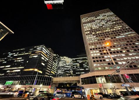 夜の梅田のあるビル群を見上げる_710Bの写真