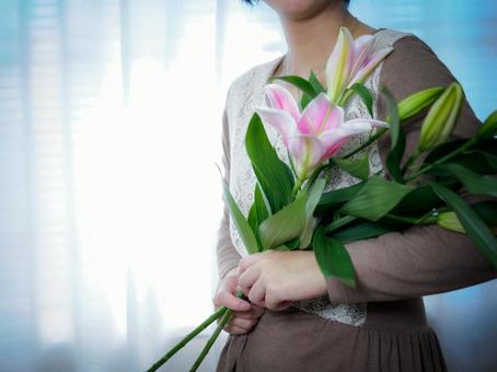 36:ゆりの花を抱いて微笑む女性 36:ゆりの花を抱いて微笑む女性 花,ゆり,丁寧な暮らしの写真素材