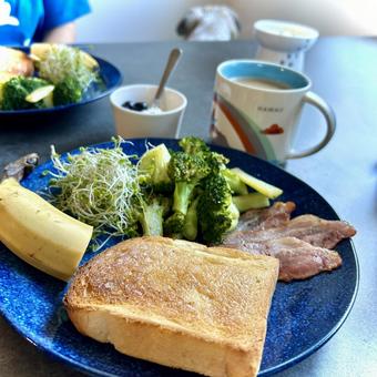 愛犬と朝食 愛犬と朝食 旦那飯,男の料理,手料理の写真素材
