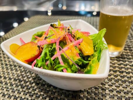 新鮮野菜のサラダと冷えたビールのセット サラダ,ビール,生ビールの写真素材