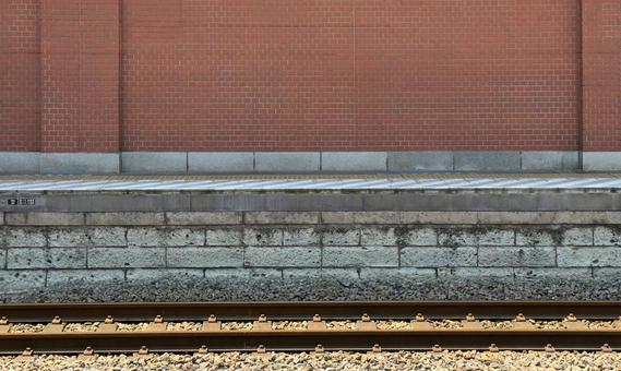 深谷駅レンガの壁と線路のレール 深谷駅レンガの壁と線路のレールの写真