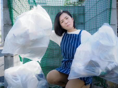 34:ゴミ捨てのマナーに戸惑う女性 34:ゴミ捨てのマナーに戸惑う女性 ゴミ,ゴミ捨て,マナーの写真素材