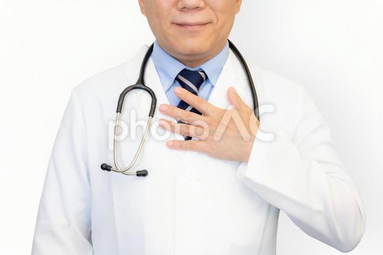 胸に手を当てる男性医師 医者,ドクター,笑顔の写真素材