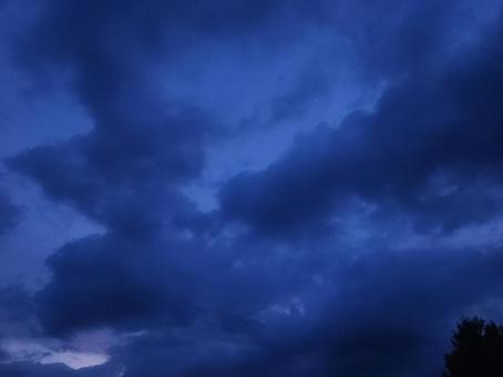 夕方の曇り空 夕方の曇り空の写真