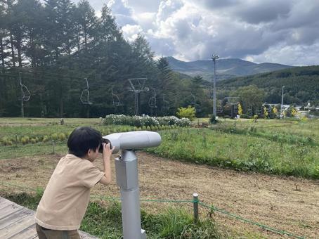 望遠鏡で自然を観察(長野県・白樺湖近く) 望遠鏡で自然を観察(長野県・白樺湖近く) 長野県,白樺湖,高原の写真素材