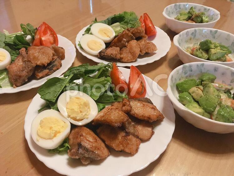夕食　竜田揚げ　食卓　ゆで卵 夕食,昼食,フードの写真素材