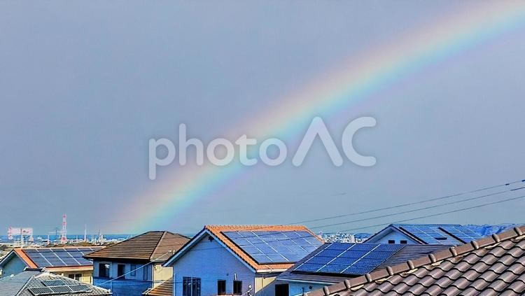 太陽光パネルのある住宅街（虹） 住宅街,屋根,太陽光発電の写真素材