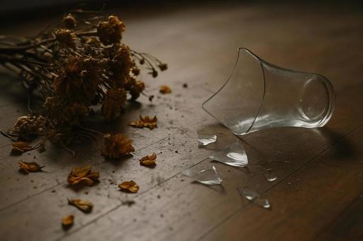 割れたガラスと枯れた花・ドライフラワー 割れたガラスと枯れた花・ドライフラワーの写真