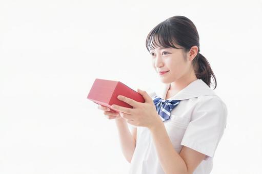 プレゼントを渡す学生 プレゼントを渡す学生 制服,お菓子,クリスマスの写真素材